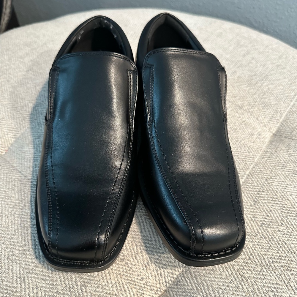 Bruno Marc boys black dress shoes - size 5